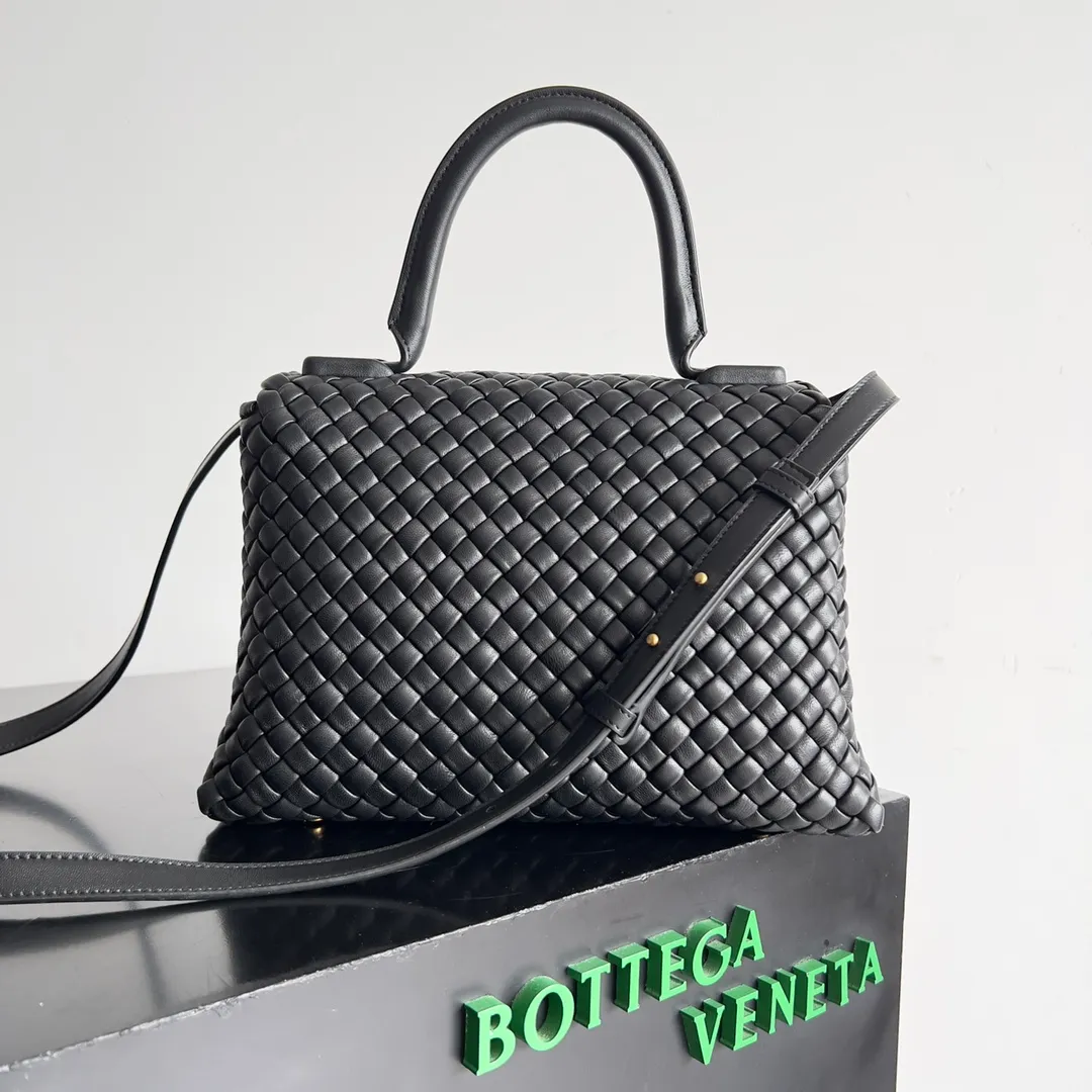 Batch 2320 BV patti bag is full of three-dimensional quilted leather strips. Low-key luxury is often hidden in details and craftsmanship. This bag opens and closes casually, and is simple and elegant overall. It is equipped with a detachable shoulder strap, which can be carried cross-body or carried by hand to match different outfits. The interior is designed with double layers and a small zippered compartment to ensure the safety of private items. No matter the capacity, shape or privacy, it is full of security when you go out. Style number: 776783 Size: 19*26*11cm